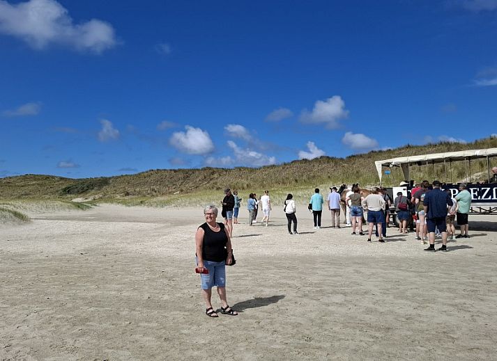 Cozy living room in vacation home 419, De Cocksdorp, Texel with open kitchen.