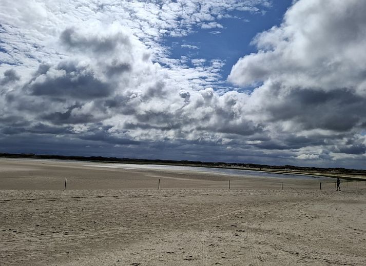 Cozy living room in vacation home 419, De Cocksdorp, Texel with open kitchen.