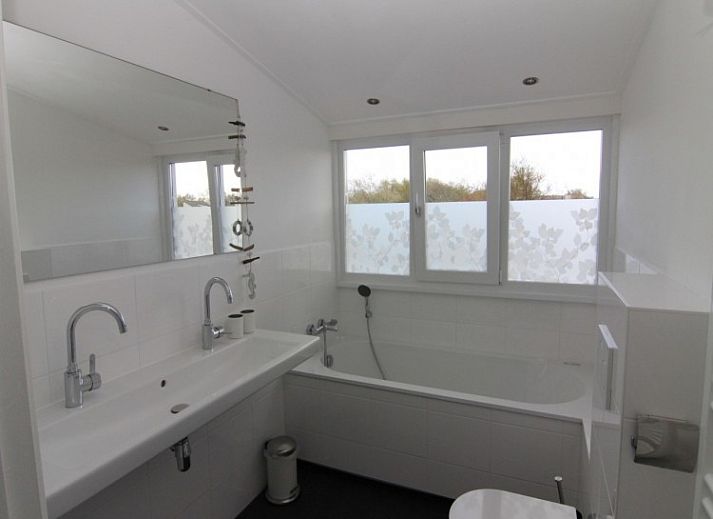 De Jutter vacation home in De Cocksdorp Texel with modern facade and cozy veranda.