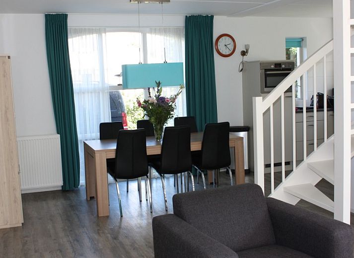 Gemuetliches Wohnzimmer des Ferienhauses Roggeslootweg 628 in De Cocksdorp, Texel, mit bequemen Sofas.