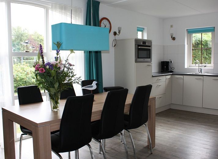 Gemuetliches Wohnzimmer des Ferienhauses Roggeslootweg 628 in De Cocksdorp, Texel, mit bequemen Sofas.