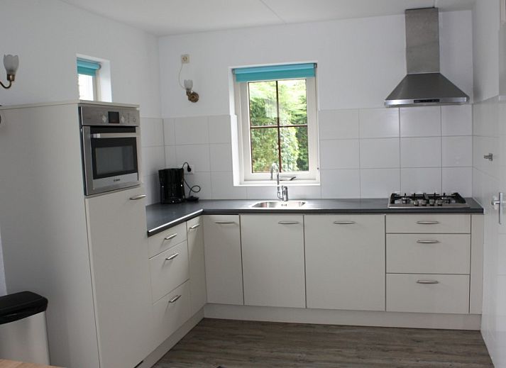 Gemuetliches Wohnzimmer des Ferienhauses Roggeslootweg 628 in De Cocksdorp, Texel, mit bequemen Sofas.