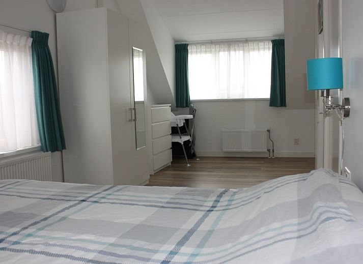 Gemuetliches Wohnzimmer des Ferienhauses Roggeslootweg 628 in De Cocksdorp, Texel, mit bequemen Sofas.