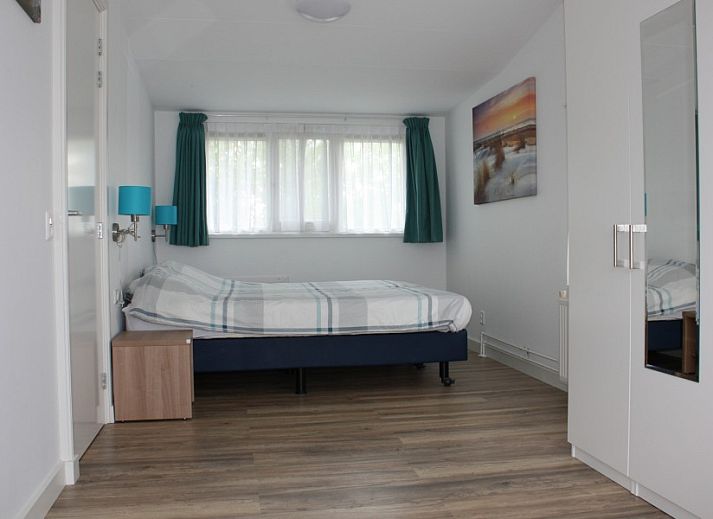 Essecke im Ferienhaus Roggeslootweg 628, De Cocksdorp, Texel, mit grossem Tisch und Stuehlen.