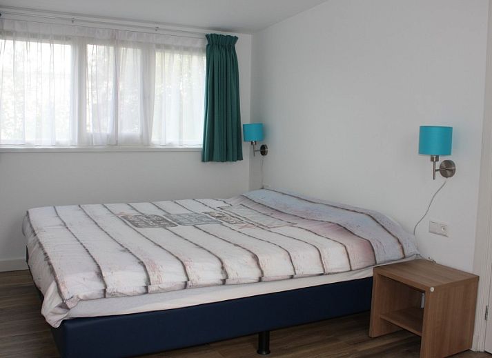 Essecke im Ferienhaus Roggeslootweg 628, De Cocksdorp, Texel, mit grossem Tisch und Stuehlen.