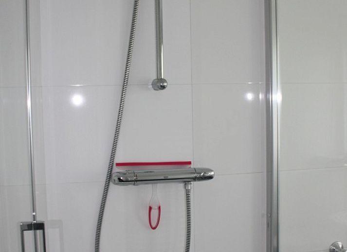 Essecke im Ferienhaus Roggeslootweg 628, De Cocksdorp, Texel, mit grossem Tisch und Stuehlen.