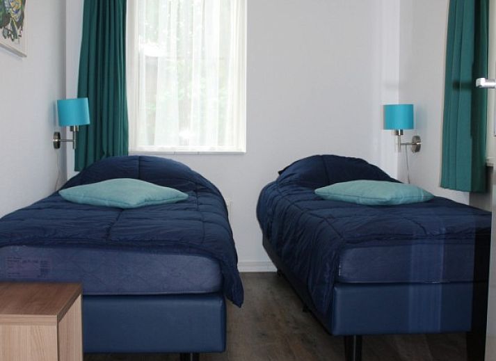 Essecke im Ferienhaus Roggeslootweg 628, De Cocksdorp, Texel, mit grossem Tisch und Stuehlen.