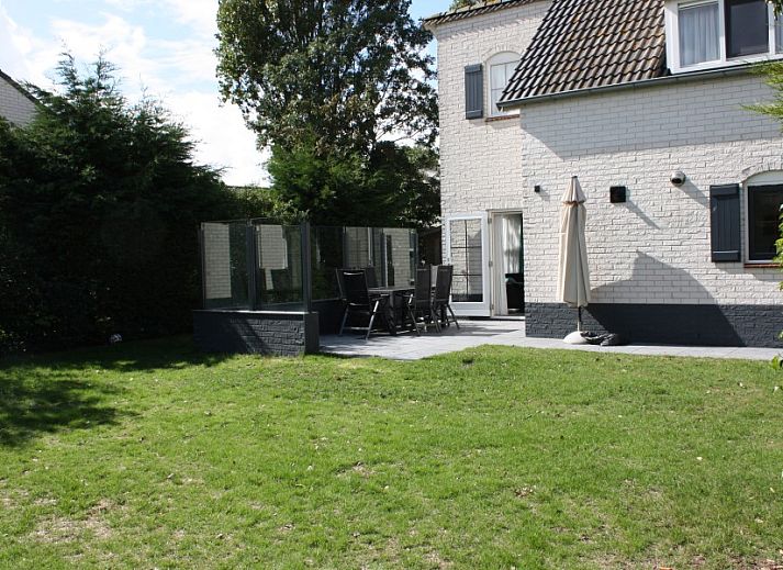 Vollstaendig ausgestattete Kueche des Ferienhauses Roggeslootweg 628, De Cocksdorp, Texel, mit Einbaugeraeten.