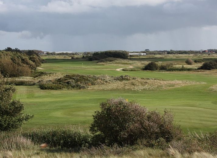 Vollstaendig ausgestattete Kueche des Ferienhauses Roggeslootweg 628, De Cocksdorp, Texel, mit Einbaugeraeten.