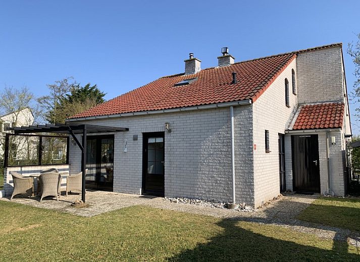 La Guitarra vacation home in De Cocksdorp Texel with spacious garden and sunny veranda.