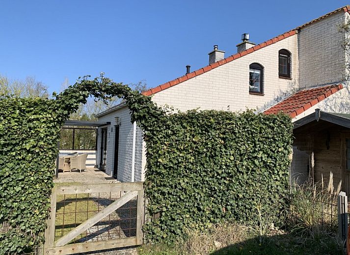 La Guitarra vacation home in De Cocksdorp Texel with spacious garden and sunny veranda.