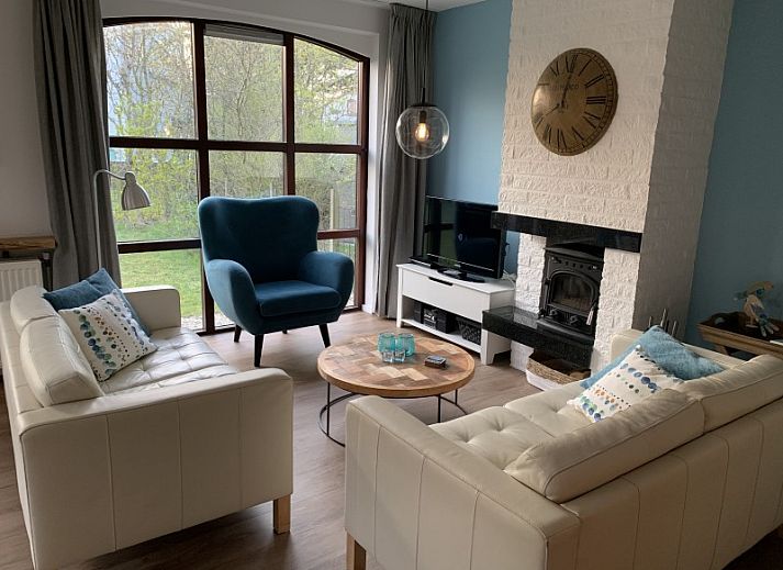 La Guitarra vacation home in De Cocksdorp Texel with spacious garden and sunny veranda.