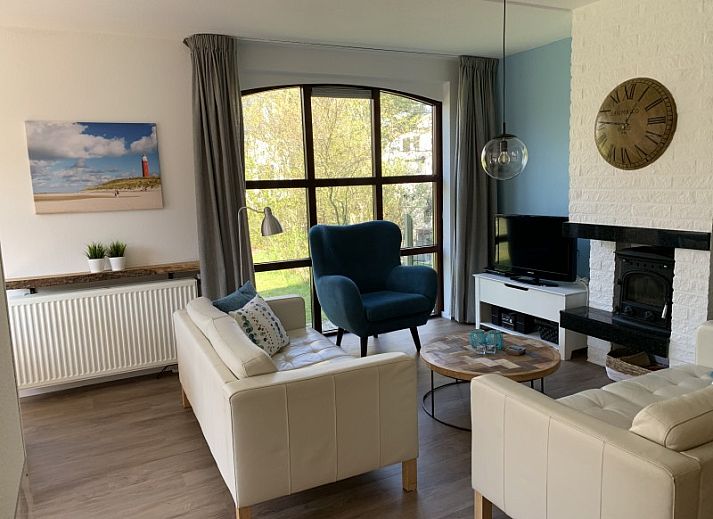 La Guitarra vacation home in De Cocksdorp Texel with spacious garden and sunny veranda.