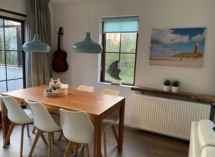 Side view of La Guitarra vacation home in De Cocksdorp Texel with terrace and garden.