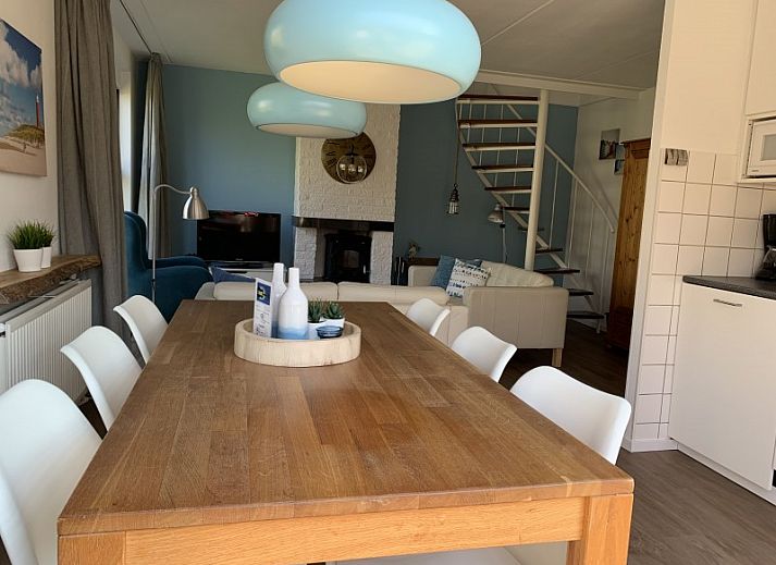 Side view of La Guitarra vacation home in De Cocksdorp Texel with terrace and garden.