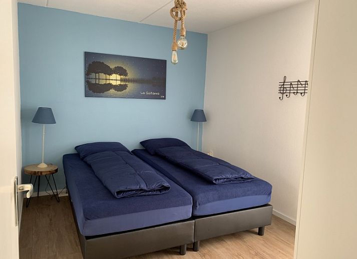 Side view of La Guitarra vacation home in De Cocksdorp Texel with terrace and garden.