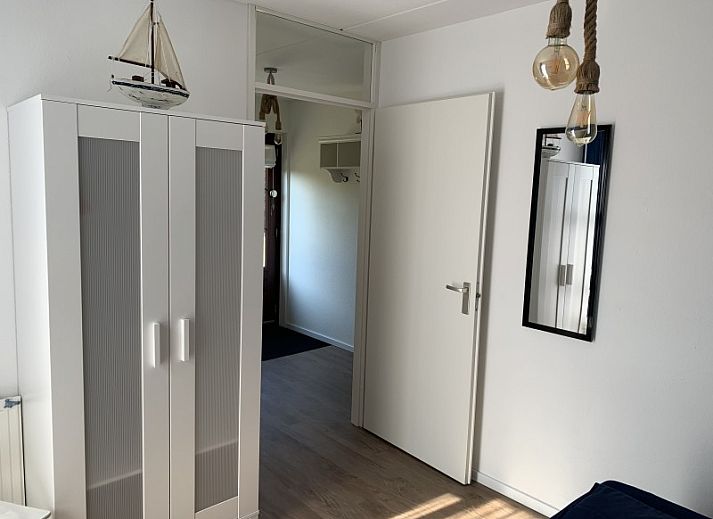 La Guitarra in De Cocksdorp Texel, vacation home with green fence and entrance gate.