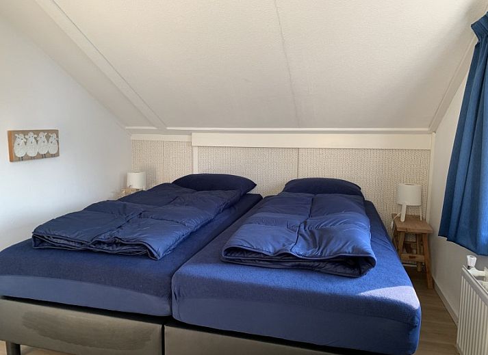 La Guitarra in De Cocksdorp Texel, vacation home with green fence and entrance gate.