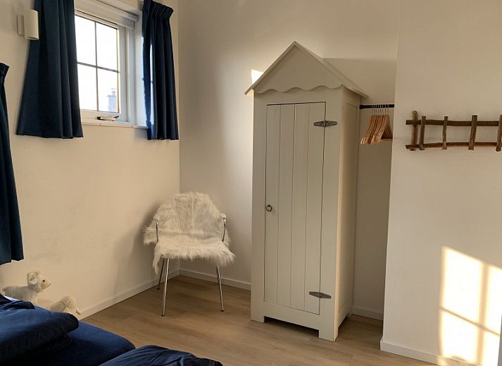 La Guitarra in De Cocksdorp Texel, vacation home with green fence and entrance gate.