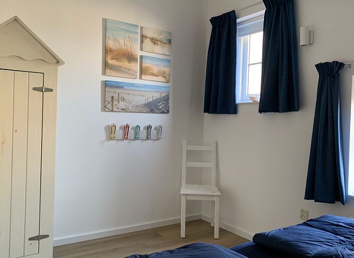Cozy living room of La Guitarra vacation home in De Cocksdorp Texel with fireplace.
