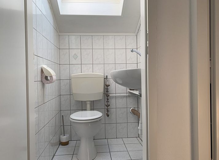 Cozy living room of La Guitarra vacation home in De Cocksdorp Texel with fireplace.