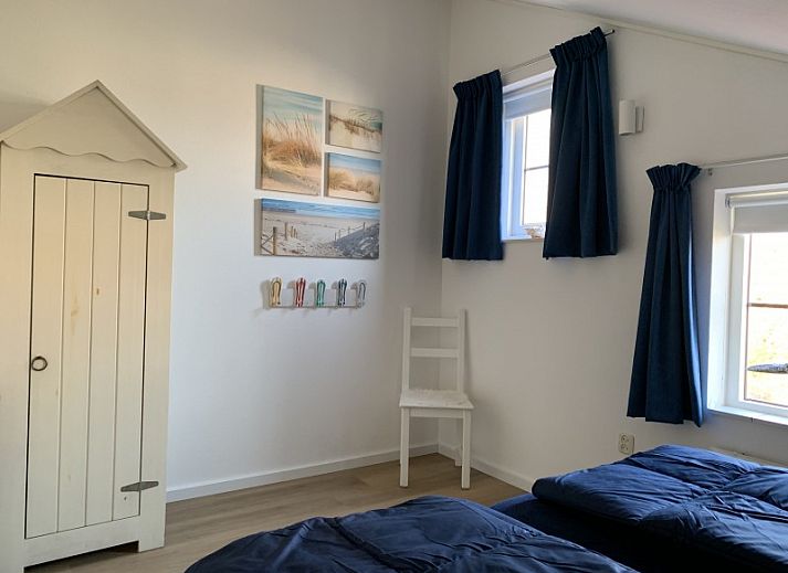 Cozy living room of La Guitarra vacation home in De Cocksdorp Texel with fireplace.