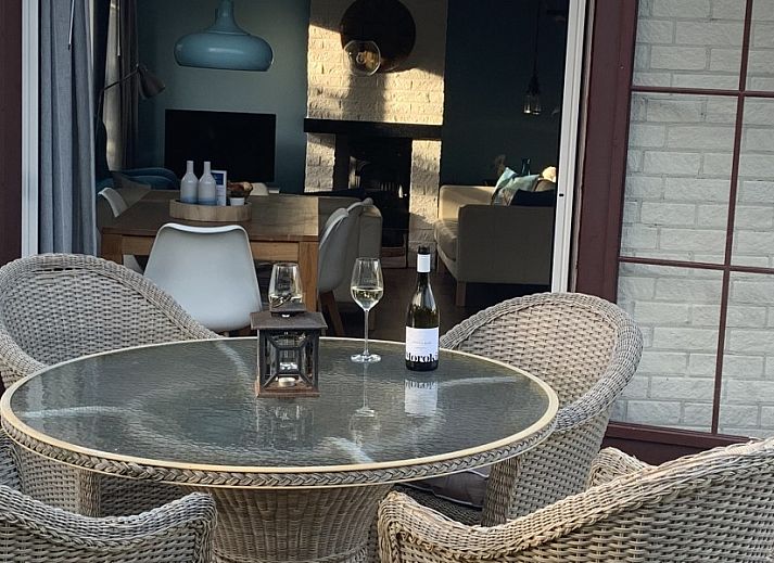 Cozy living room of La Guitarra vacation home in De Cocksdorp Texel with fireplace.