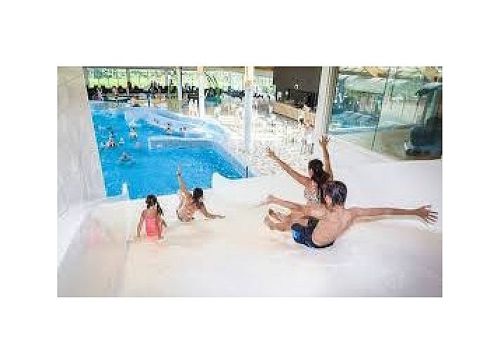 Comfortable seating area in La Guitarra vacation home in De Cocksdorp Texel overlooking garden.