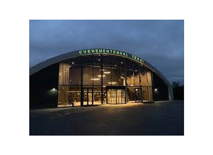 Comfortable seating area in La Guitarra vacation home in De Cocksdorp Texel overlooking garden.
