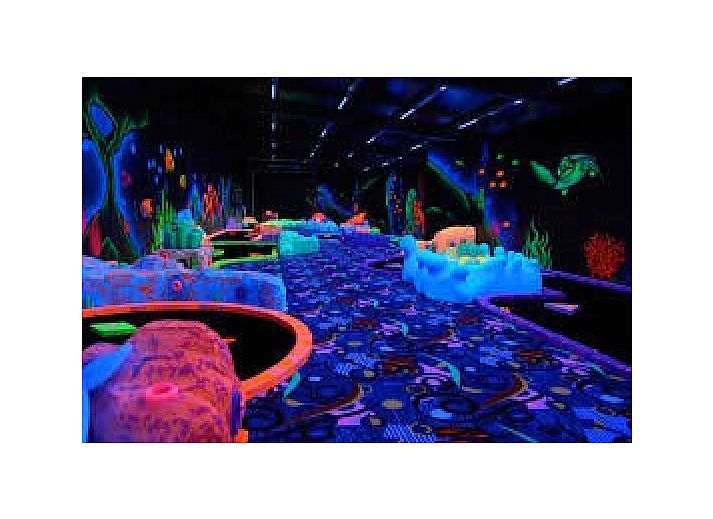 Comfortable seating area in La Guitarra vacation home in De Cocksdorp Texel overlooking garden.