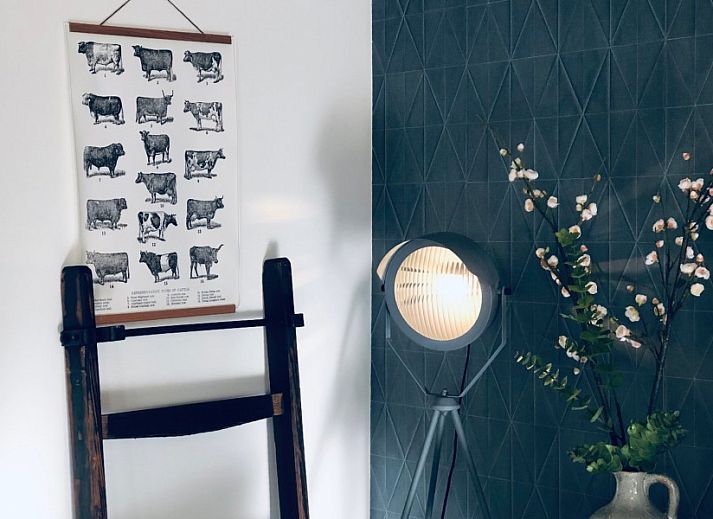 Ruime tuin van Unieke 12 pers. Farm Lodge De Muy op Hoeve Vianen in De Cocksdorp, Texel, ideaal voor ontspanning.