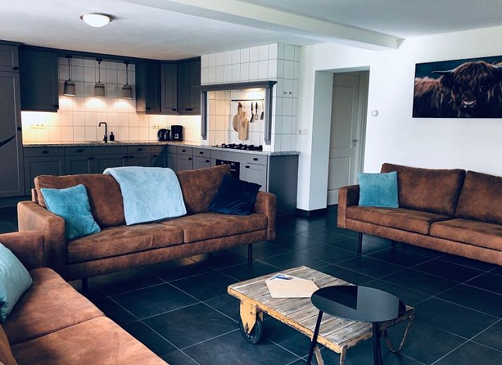 Ruime tuin van Unieke 12 pers. Farm Lodge De Muy op Hoeve Vianen in De Cocksdorp, Texel, ideaal voor ontspanning.