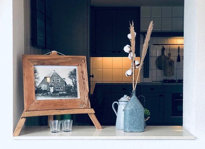 Ruime tuin van Unieke 12 pers. Farm Lodge De Muy op Hoeve Vianen in De Cocksdorp, Texel, ideaal voor ontspanning.