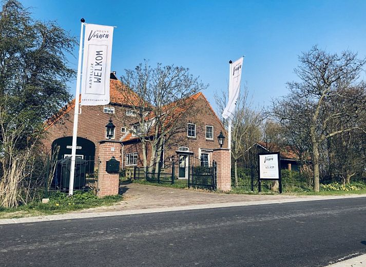 Ruime tuin van Unieke 12 pers. Farm Lodge De Muy op Hoeve Vianen in De Cocksdorp, Texel, ideaal voor ontspanning.