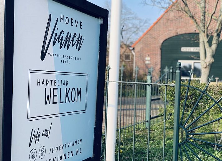 Stijlvolle woonkamer in Unieke 12 pers. Farm Lodge De Muy op Hoeve Vianen, De Cocksdorp, Texel.