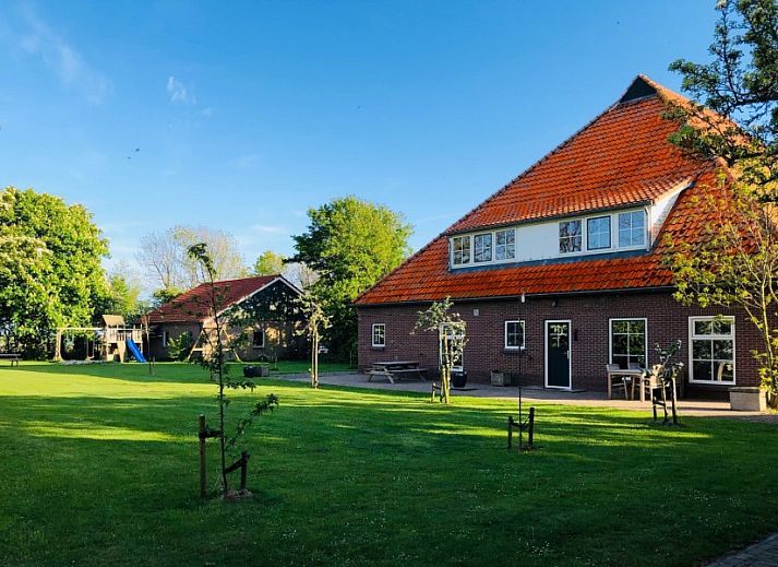 Stijlvolle woonkamer in Unieke 12 pers. Farm Lodge De Muy op Hoeve Vianen, De Cocksdorp, Texel.