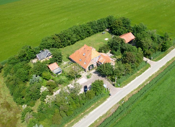 Buiten dineren bij Unieke 12 pers. Farm Lodge De Muy op Hoeve Vianen, De Cocksdorp, Texel.