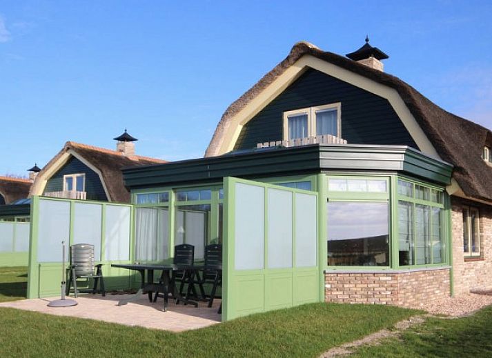 6 pers. luxe villa met serre in De Cocksdorp, Texel, met groene serre en rieten dak, ideale vakantiewoning op de Waddeneilanden.
