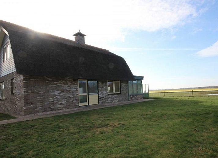6 pers. luxe villa met serre in De Cocksdorp, Texel, met groene serre en rieten dak, ideale vakantiewoning op de Waddeneilanden.