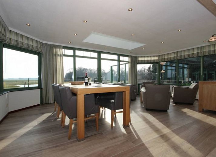 6 pers. luxe villa met serre in De Cocksdorp, Texel, met groene serre en rieten dak, ideale vakantiewoning op de Waddeneilanden.