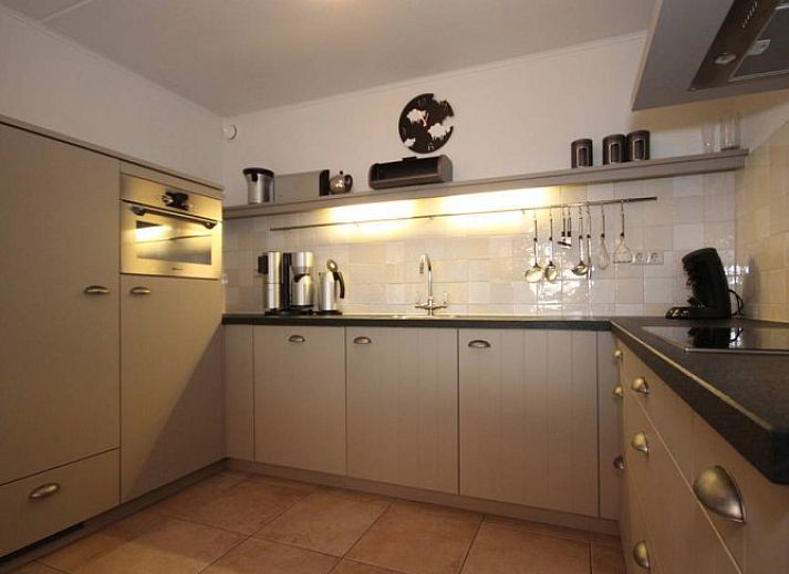 Terras van de 6 pers. luxe villa met serre in De Cocksdorp, Texel, perfect voor ontspanning op de Waddeneilanden.