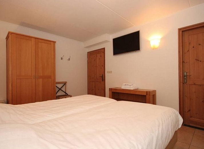 Terras van de 6 pers. luxe villa met serre in De Cocksdorp, Texel, perfect voor ontspanning op de Waddeneilanden.