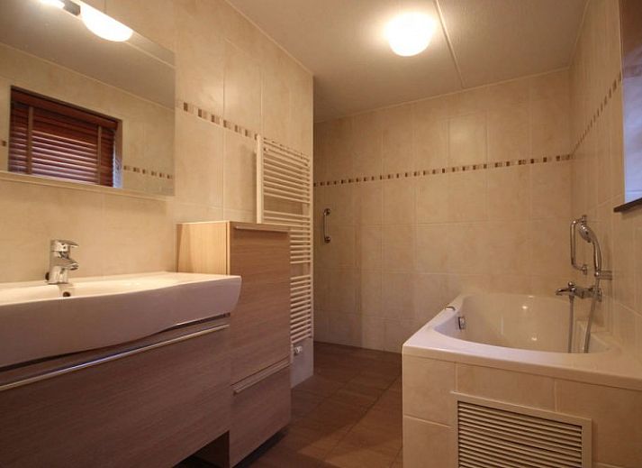 Terras van de 6 pers. luxe villa met serre in De Cocksdorp, Texel, perfect voor ontspanning op de Waddeneilanden.