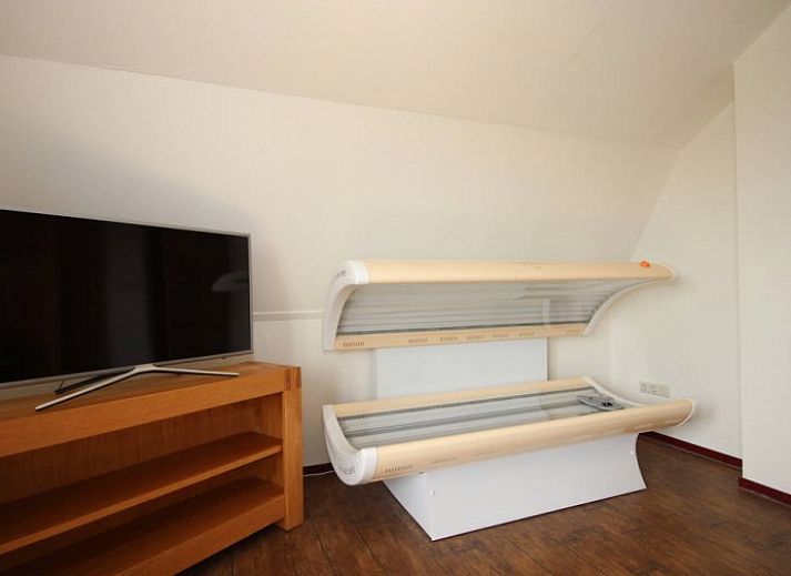 Terras van de 6 pers. luxe villa met serre in De Cocksdorp, Texel, perfect voor ontspanning op de Waddeneilanden.