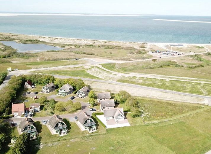 Terras van de 6 pers. luxe villa met serre in De Cocksdorp, Texel, perfect voor ontspanning op de Waddeneilanden.