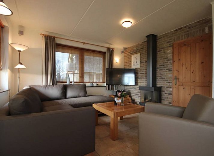 6 pers. luxury wheelchair friendly villa in De Cocksdorp, Texel with thatched roof and green surroundings.