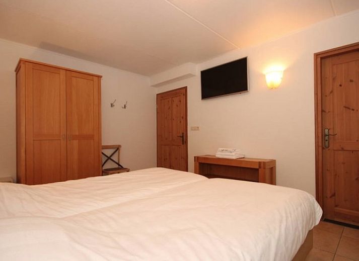 6 pers. luxury wheelchair friendly villa in De Cocksdorp, Texel with thatched roof and green surroundings.