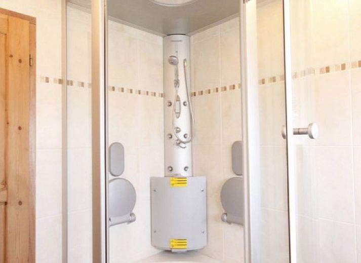 Cozy dining room in 6 pers. luxury wheelchair friendly villa, De Cocksdorp, Texel with modern kitchen.