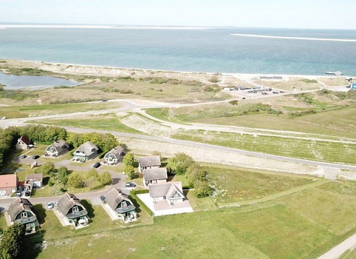 Cozy dining room in 6 pers. luxury wheelchair friendly villa, De Cocksdorp, Texel with modern kitchen.