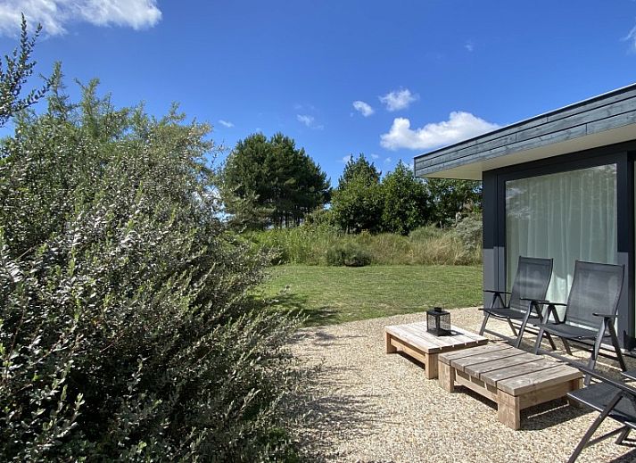 Moderne Luxus 8 Personen Golf Villa Texel in De Cocksdorp mit grossem Garten und blauem Himmel, Watteninseln.